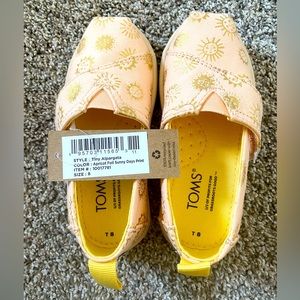 TOMS toddler shoes. NWT. Size 8T